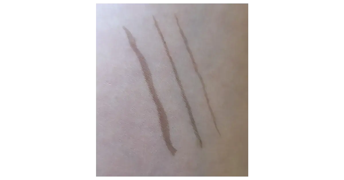 Swatch des Super Precise Brow Liners in 02 Medium Brown von Rival loves me.