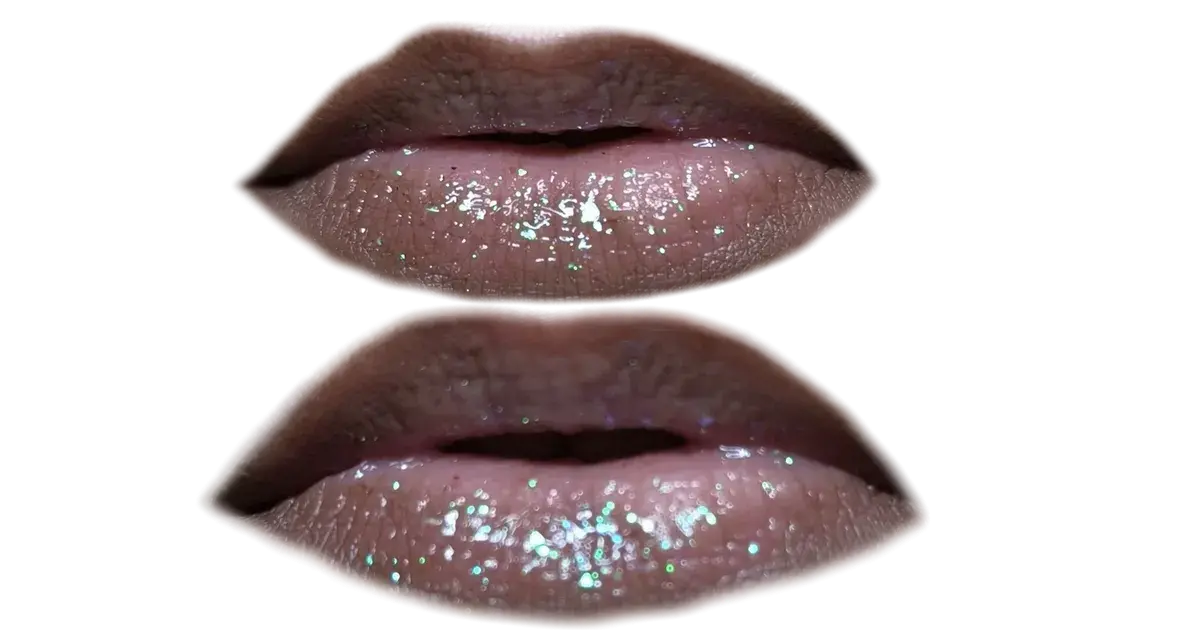 Swatch der trend !t up Gleamy Glam Topping Flakes in 010 &uuml;ber dem trend !t up Clean & Precise Lipliner in 675, bei direktem Licht.